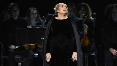 La cantante Adele durante su presentación.