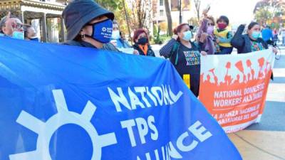 Varios tepesianos, nombre relativo a los beneficiados por el TPS (Estatus de Protección Temporal), durante una protesta en los alrededores de la Casa Blanca, en Washington (EUA).