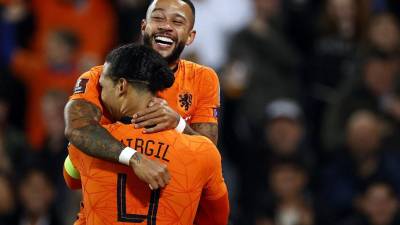 Memphis celebrando uno de sus dos goles en la goleada a Gibraltar.