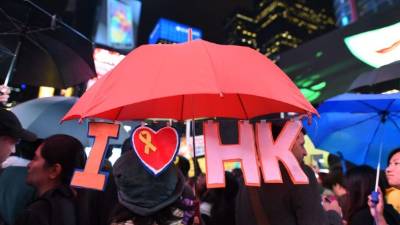 Los neoyorquinos sacaron sus paraguas y protestaron en favor de la democracia en China.