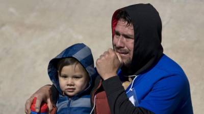 LWS118. MCALLEN (EE.UU.), 27/06/2018.- Familias de migrantes caminan reaccionan tras ser procesadas en la Estación Central de Autobuses de McAllen, Texas (EE.UU.) hoy, miércoles 27 de junio de 2018. La inmigración a lo largo de Río Grande en Texas se ha convertido en un tema político debido a la polémica en torno a la política suspendida de 'Tolerancia Cero' del Departamento de Justicia de Estados Unidos de enjuiciar penalmente a todos los inmigrantes que ingresan ilegalmente al país y la política ahora cambiada de separar a los niños migrantes de sus padres. EFE/LARRY W. SMITH