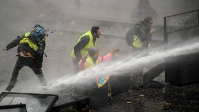 Violentas manifestaciones del movimiento de los 'chalecos amarillos' en Francia sembraron el caos este fin de semana en la famosa avenida parisina de los Campos Elíseos, donde se formaron barricadas y la policía disparó gases lacrimógenos.
