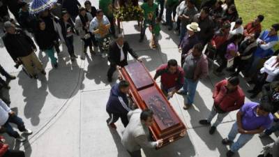 Familiares de las víctimas de la explosión en Hidalgo dan el último adiós a sus seres queridos./AFP.