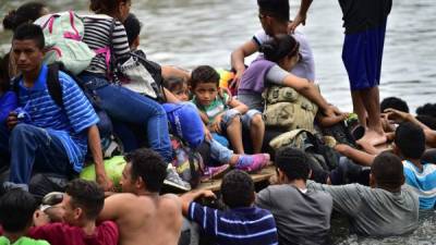 Las imágenes de los hondureños que partieron desde San Pedro Sula, Honduras, han cambiado. Ocho días después, ahora los vemos en balsas decididos a alcanzar su sueño americano, lanzarse desde un río o romper cercas en la frontera con el único afán de llegar a su objetivo: Estados Unidos.