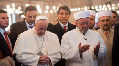 El papa Francisco ora junto a Mufti Rahmi Yaran después de su llegada a la Mezquita del Sultán Ahmed, en Estambul.