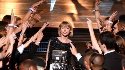 Taylor Swift abrió el evento con 'Out of the woods'.