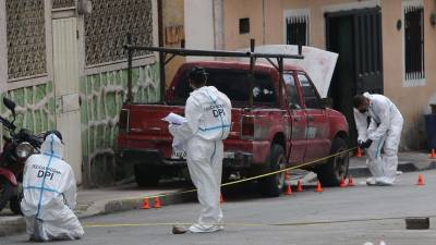 Personal de Medicina Forense y Ministerio Público al momento de reconocer uno de los muertos.