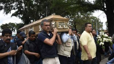 Dos de las hijas de Inocenta Ortiz pudieron asistir al funeral y aprovecharon para demandar al Estado de Guatemala una justicia integral.AFP