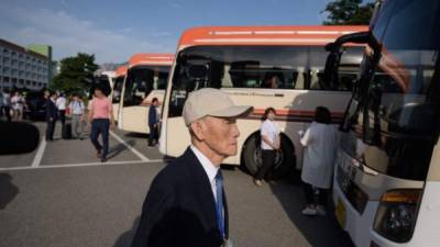 Decenas de surcoreanos viajaron a Corea del Sur por primera vez desde el fin de la guerra para reunirse con los familiares que quedaron 'atrapados' en el Norte./AFP.