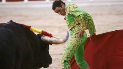 Durante la manifestación, los activistas rompieron banderillas creando una gran nube roja para simbolizar la sangre de los animales que mueren en festejos taurinos. EFE.