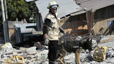 Un rescatista mexicano lidera el equipo de búsqueda en Manta.