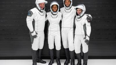 Fotografía del 12 de septiembre cedida por Inspiration4 donde aparecen los miembros de su tripulación (i-d) Christopher Sembroski, la piloto Sian Proctor, Jared Isaacman y la doctora Hayley Arceneaux mientras posan durante la prueba de trajes en el Centro Espacial Kennedy en Florida.