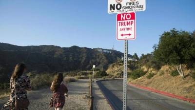 Las señales de tránsito contra Trump se viralizaron en la red.