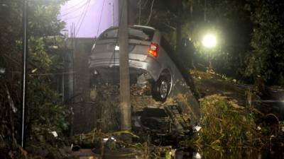 MEX01. CIUDAD DE MÉXICO(MÉXICO), 07/09/2017.- Vista de un automóvil sobre un afluente de agua hoy, miércoles 7 de septiembre de 2017, tras las intensas lluvias que han afectado a Ciudad de México (México). El huracán Katia, 'estacionario' en el suroeste del Golfo de México, se encuentra a 210 millas (335 kilómetros) al este de Tampico (México) y a 195 millas (315 kilómetros) al norte-noreste del estado de Veracruz. Katia avanza con vientos máximos sostenidos de 80 millas por hora (130 kilómetros/hora) y se espera que experimente un 'fortalecimiento adicional', por lo que podría convertirse en un huracán de categoría mayor antes de tocar tierra. EFE/STR