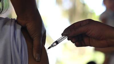 El individuo fue citado a declarar porque recibió 5 veces la vacuna contra el covid-19. Fotografía: AFP.