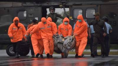 Las autoridades indonesias confirmaron el hallazgo de un quinto fragmento del avión de AirAsia en el mar de Java.