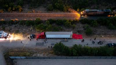Las autoridades creen que el conductor abandonó el camión con los migrantes en el interior por temor a ser registrado por la policía.