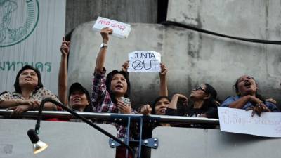 Un grupo de tailandeses protesta por el Golpe de Estado.