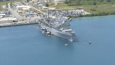 Foto de archivo faciitada por la Marina de EUA., del buque de guerra USS Emory S. Land (AS-39) y el submarino clase Los Ágeles USS Topeka (SSN 754) atracados en el muelle en Polaris Point (Guam) el 18 de abril de 2017. EFE/Archivo