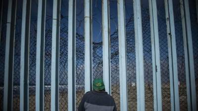 Aseguran que el hombre se subió a un árbol, le prendió fuego y empezó a lanzar rocas a los agentes.