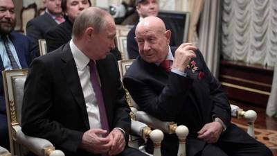 El presidente ruso, Vladimir Putin (i), conversa con Alexéi Leónov, el primer cosmonauta en realizar una caminata espacial (1965), durante la proyección de la película 'The Spacewalker' (el caminante del espacio) en el Kremlin, en Moscú (Rusia). EFE