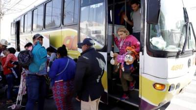 Los migrantes que llegaron este domingo a Coahuila fueron recibidos en un albergue por las autoridades locales. Allí pasarán la noche y recibirán atención médica./EFE.