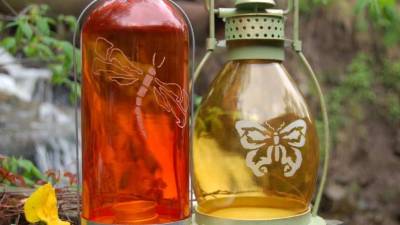 Convierta las botellas de vidrio en bellos adornos para su hogar.