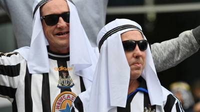 Los aficionados del Newcastle acuden a los partidos disfrazados con indumentaria árabe.