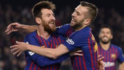 Lionel Messi y Jordi Alba festejando el 3-0 del Barcelona ante Leganés. FOTO AFP.