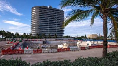 La pequeña localidad de Surfside, en Miami-Dade, trata de sobreponerse al 'trauma colectivo' causado por el derrumbe del edificio Champlain Towers South y la muerte de al menos 97 personas, al cumplirse un mes de la tragedia ocurrida en lo que hoy es solo un solar. Fotos: EFE