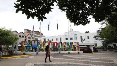 El beneficio es para la ciudad, dicen las autoridades, el gerente regional de Banpaís, Ramón Fuentes, y el alcalde Roberto Contreras. Fotos M. Cubas.