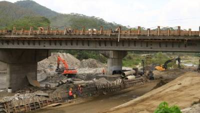 Las cuadrillas trabajan a todo vapor en el puente sobre el río Blanco y el de Bermejo en el segundo anillo periférico. Foto: Jordan Perdomo