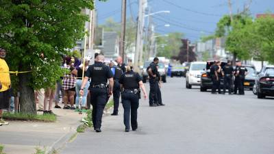 Al menos diez personas murieron este sábado y otras tres resultaron heridas -en su mayoría negras- en un tiroteo protagonizado por un joven blanco en un supermercado de la localidad estadounidense de Búfalo (Nueva York), que será investigado como un crimen de odio y un caso “de extremismo violento por motivos raciales”.