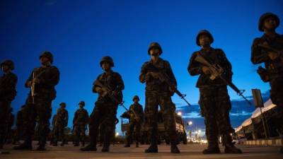Ejército tailandés convoca a más de 100 personalidades de los bandos en pugna.