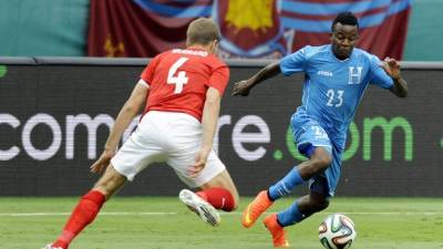 Marvin Chávez es marcado por Steven Gerrard, capitán de Inglaterra.