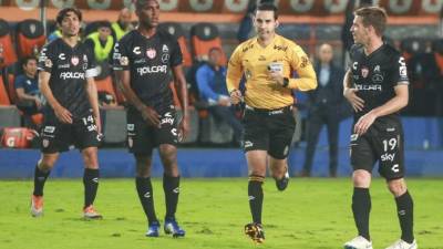 Beckeles cometió un penal en la goleada que sufrió el Necaxa ante Pachuca.