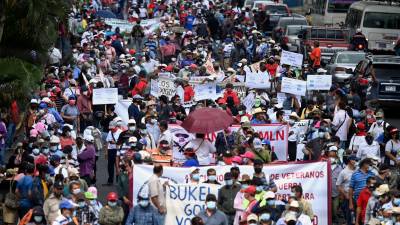 Miles de salvadodreños salieron a protestar contras la medidas recientes del Gobierno de Bukele.