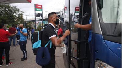 Cuatro futbolistas y el entrenador del equipo Azul no pudieron viajar por problemas de visado.