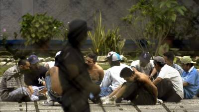 En la imagen, un agente de la seguridad de la granja penal Canadá, en Guatemala. EFE/Archivo