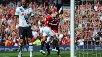 Los jugadores del Manchester United Memphis Depay y Wayne Rooney celebran el único tanto del partido.