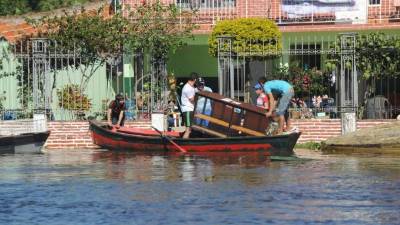 Pobladores de Asunción buscan recuperar algunas de sus pertenencias.