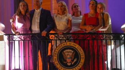 Joe Biden y la familia presidencial de Estados Unidos disfrutaron de los festejos por el 4 de Julio en la Casa Blanca donde las nietas del mandatario acapararon la atención de los medios.