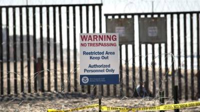 Vista de una señal de advertencia ante una alambrada con concertinas recientemente instalada en el Parque de la Amistad, en San Diego. EFE