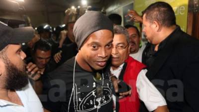 Ronaldinho en el hotel donde estará hospedado. Foto Ronald Aceituno