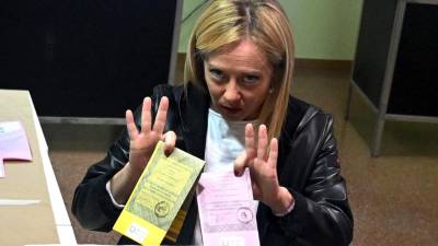 Giorgia Meloni cuando ejercía el sufragio en un colegio electoral.
