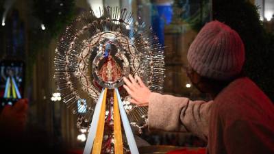 Una mujer hondureña participa en una celebración por el 277 aniversario del descubrimiento de la Virgen de Suyapa, patrona de Honduras, en la Basílica Menor de Suyapa en Tegucigalpa el 3 de febrero de 2024.