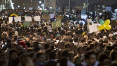 BRA204. SAO PAULO (BRASIL), 17/06/2013.- Estudiantes protestan hoy, lunes 17 de junio de 2013, contra el aumento de la tarifa de autobús en la ciudad de Sao Paulo (Brasil). Miles de personas se concentraron hoy de nuevo en algunas ciudades de Brasil para protestar por el alza del precio del transporte público, después de que manifestaciones anteriores acabaran en confrontaciones con la policía. EFE/Sebastião Moreira