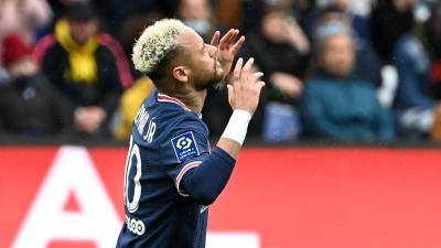Neymar anotó el pasado domingo en la goleada de 3-0 del PSG sobre el FC Girondins de Burdeos y así lo festejó. Foto AFP.