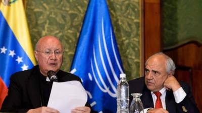 El representante del Vaticano, Claudio María Celli lee uno de los documentos redactados durante la jornada de hoy.