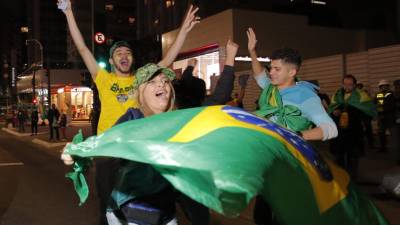 Los simpatizantes de Lula salieron a las calles a celebrar. En primer escrutinio ganaba el expresidente, pero ahora es Bolsonaro el que se encuentra a la cabeza.